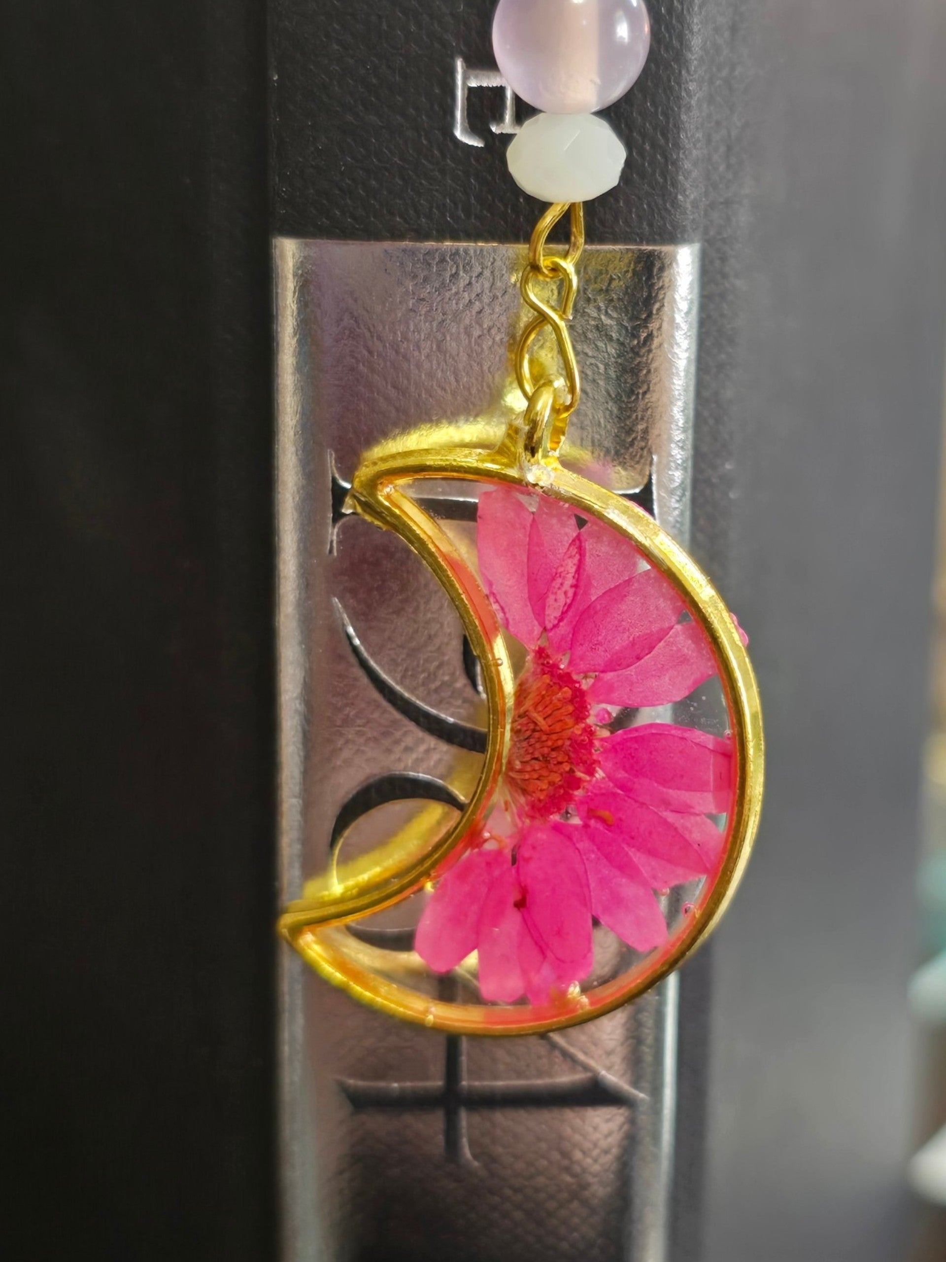 Botanical Book Hook-Hot Pink Daisy